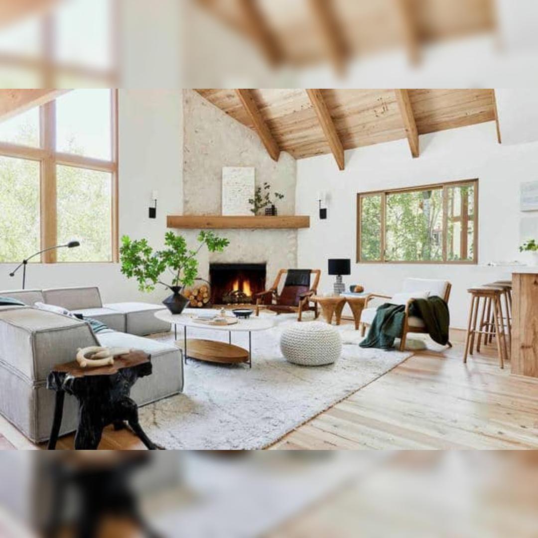 Salon rustique moderne avec cheminée en pierre, poutres en bois et lumière naturelle – ambiance DécoByPat